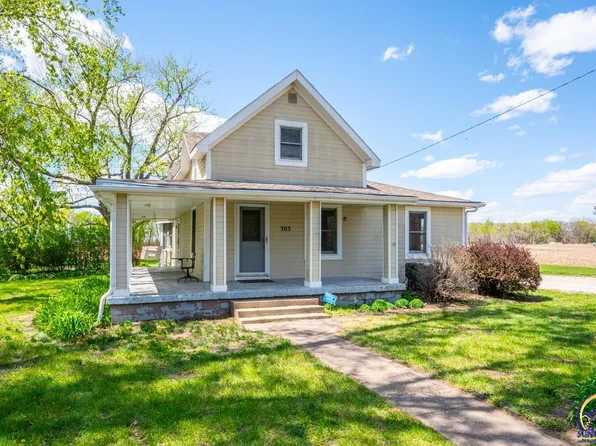 303 Walnut St, Rossville, KS 66533