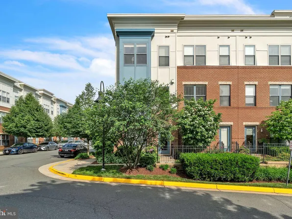 12180 Waveland St, Fairfax, VA 22033