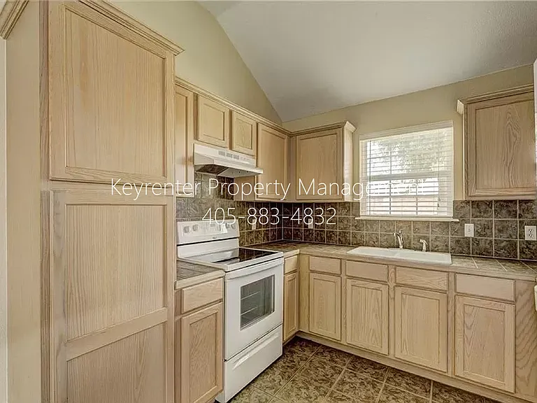 12328 SW 5th St — Photo 16