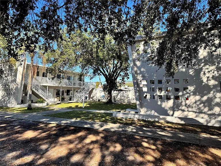 251 Hibiscus Dr #4 — Photo 6