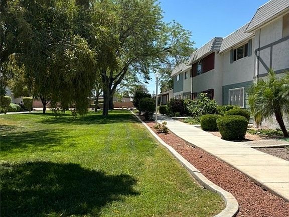 3rd image of 223 Greenbriar Townhouse Way #Townhouse