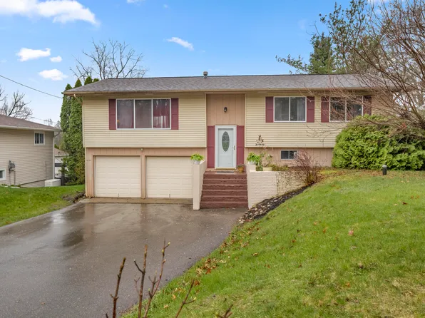 195 Peninsula Lake Dr, Highland, MI 48357