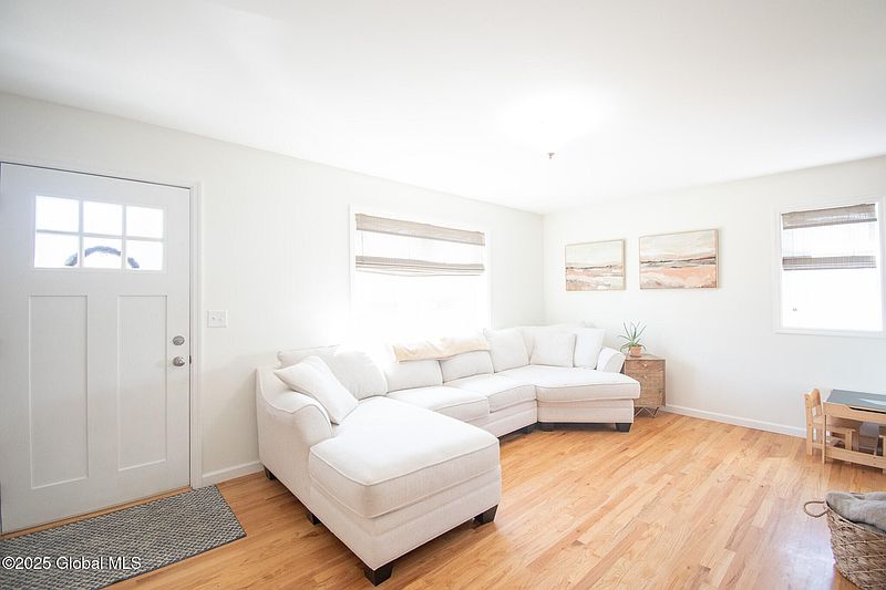 3rd image of 37 Fullerton Avenue