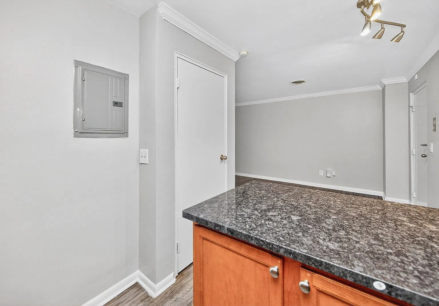 1 bed, 1.0 bath, 570 sqft, $1,050 — Photo 3