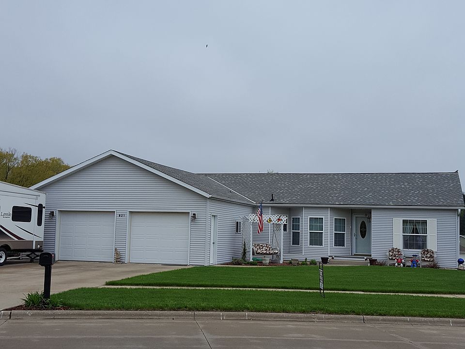 4 bedroom w/lg 2 1/2 stall garage