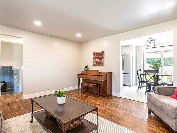 5th image of 208 N Oakleaf Ln