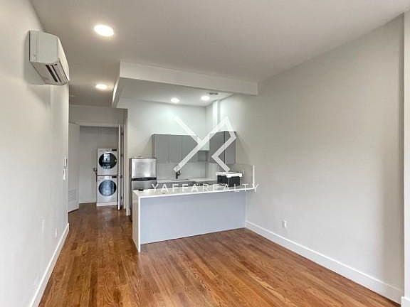 3rd image of 180 Noll St APT 2R