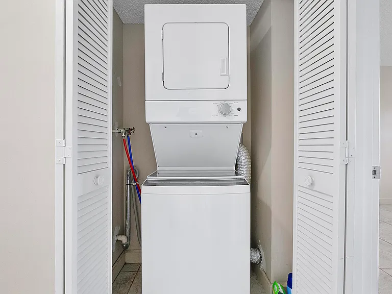 3900 Oaks Clubhouse Dr #411 — Photo 13