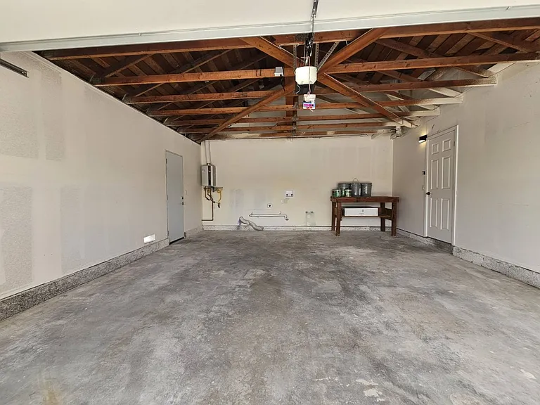 1038 Adel Ave — Photo 17
