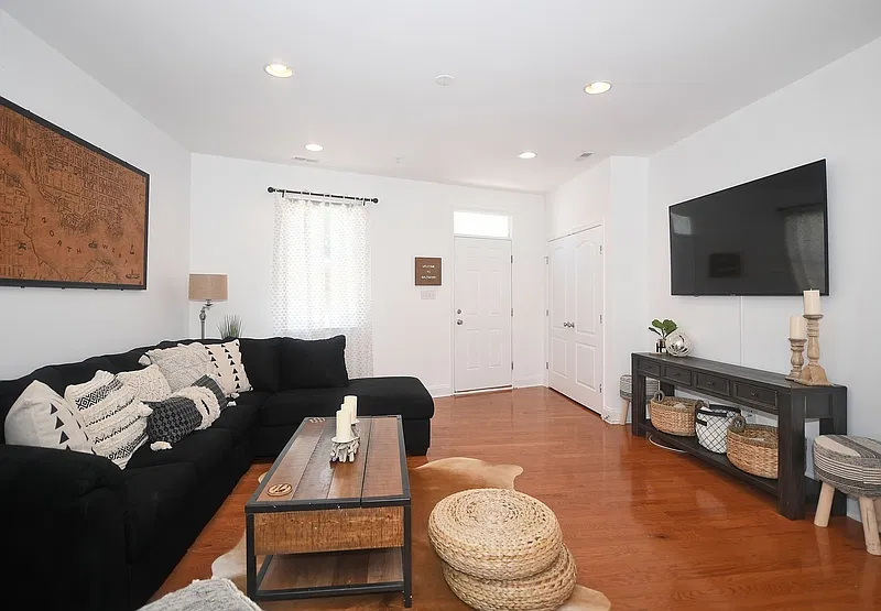 4 bed, 3.0 bath, 2400 sqft, $3,600 — Photo 3