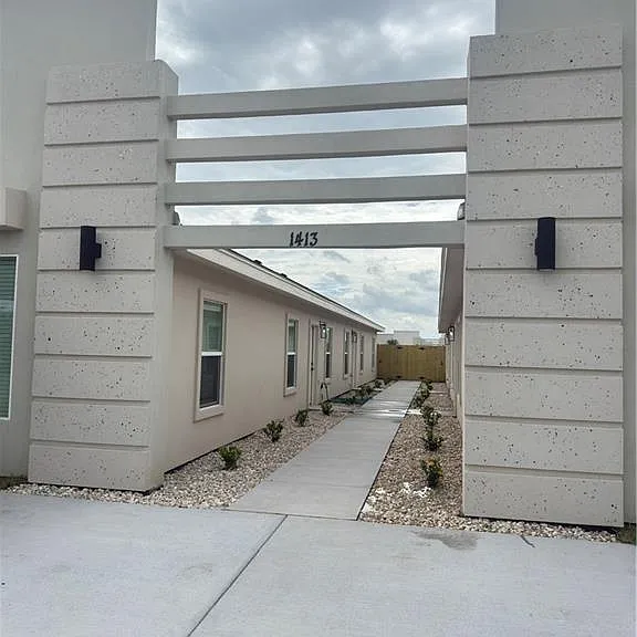 1413 Vine Ave #1 — Photo 1