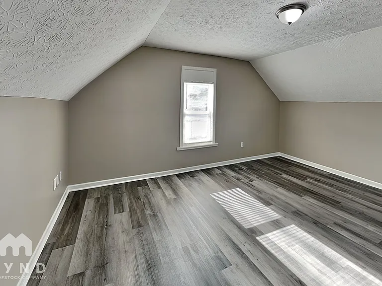 2405 S 7th St — Photo 8
