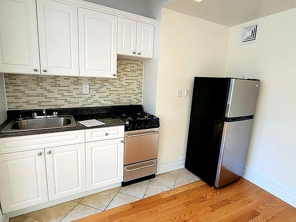 4th image of 302 W 87th St #92