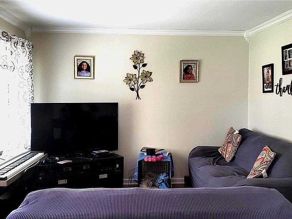3rd image of 143 Charter Oaks Ave
