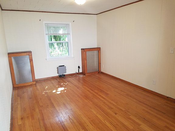 Living room with 2 radiators