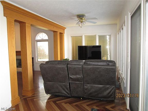 3rd image of 5221 Parkhurst Dr