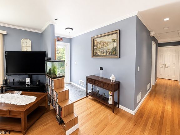 3rd image of 32 Mountain Ave