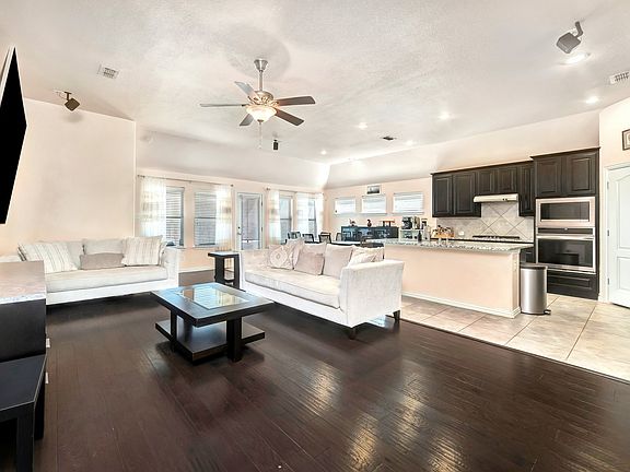 4th image of 1008 Hoxton Ln