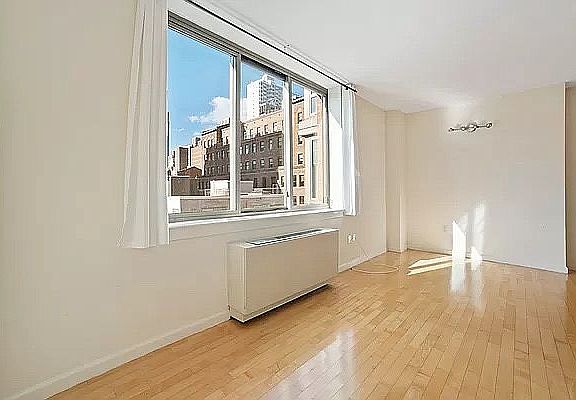 5th image of 250 E 30th St APT 6H
