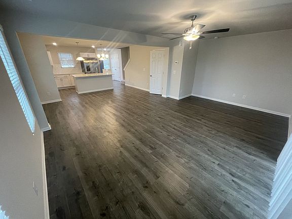 5th image of 1011 Peony Ln