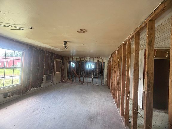 5th image of 211 S Oak St