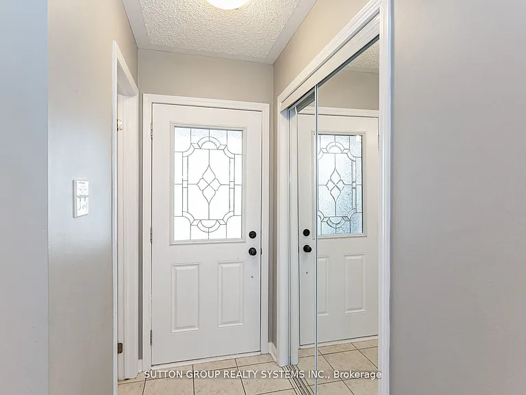 1152 Riddell Cres — Photo 3