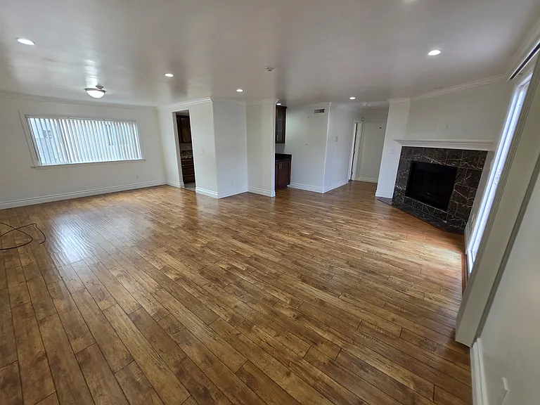2516 Graham Ave #4 — Photo 2