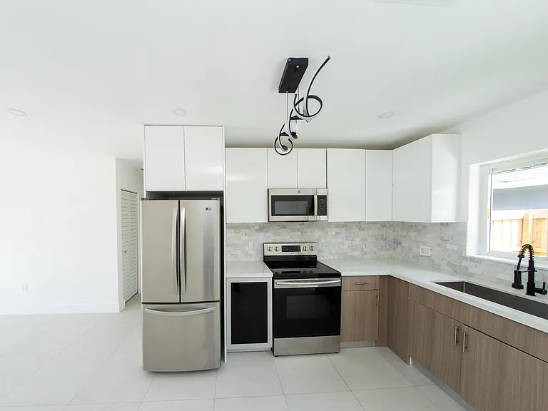 2160 SW 16th Ct — Photo 15