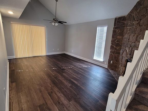 2nd image of 2437 Oakview Dr