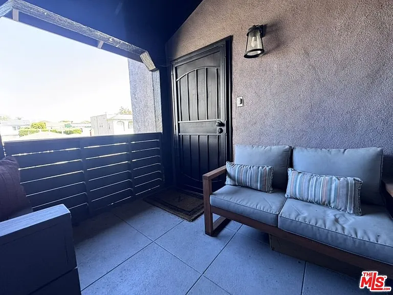 1425 S Curson Ave — Photo 12