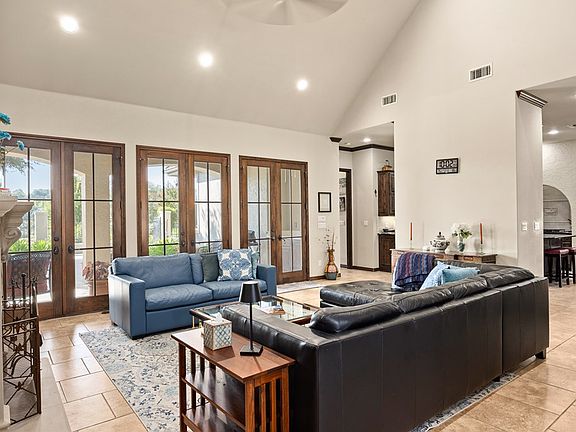 5th image of 3520 La Cumbre Dr