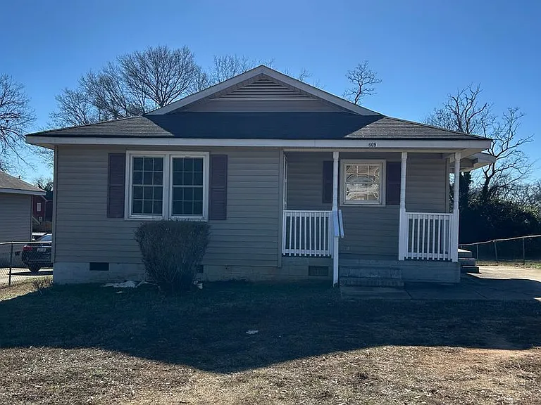 609 Dunbar St — Photo 1