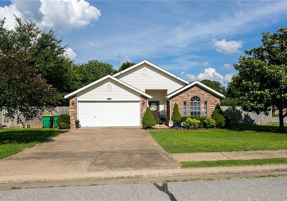 1st image of 410 Woods Dr