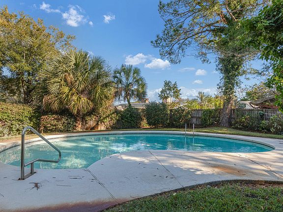 4th image of 106 Woodbine Cir