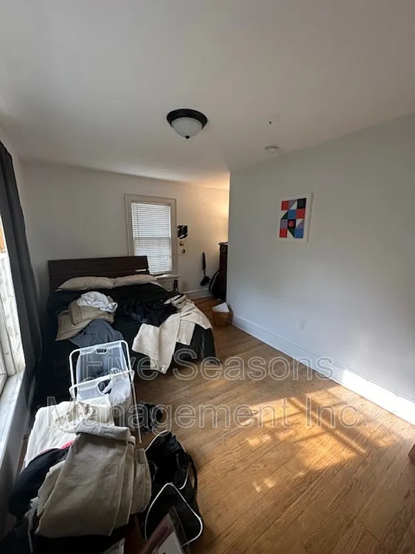 3 bed, 1.0 bath, 1000 sqft, $3,300 — Photo 3