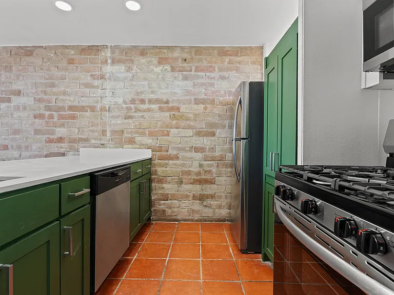 Four Oaks Apartments — Photo 34
