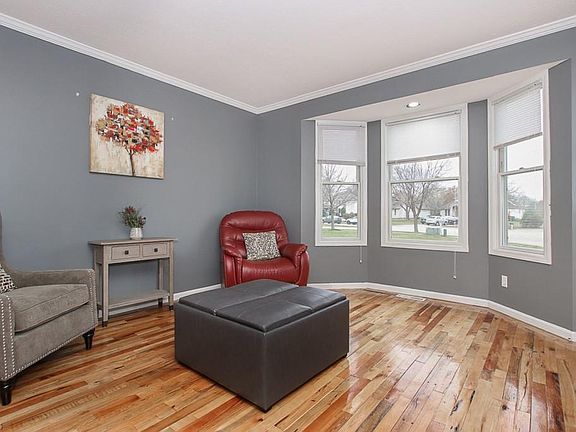 5th image of 327 Danbury Ln