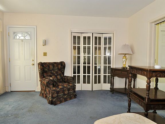 3rd image of 40 Oak St