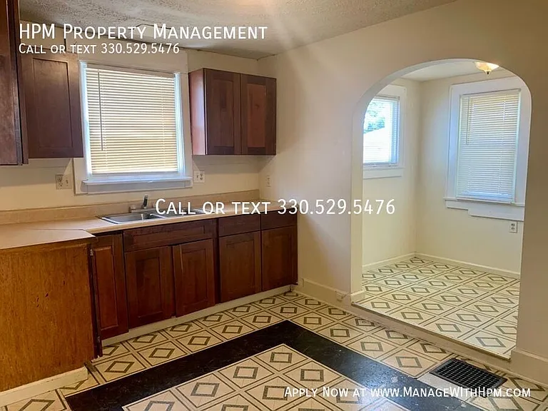 1525 Miami Ct NE — Photo 3