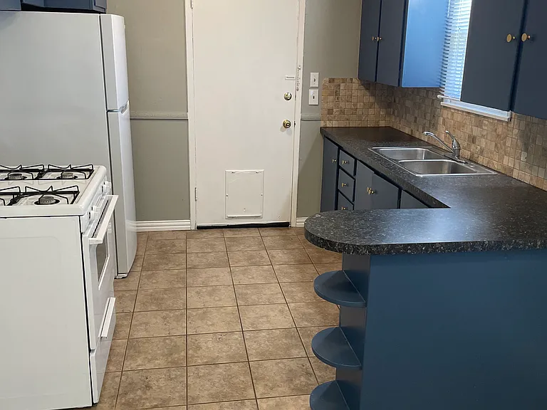 1611 Carlisle Ct — Photo 6