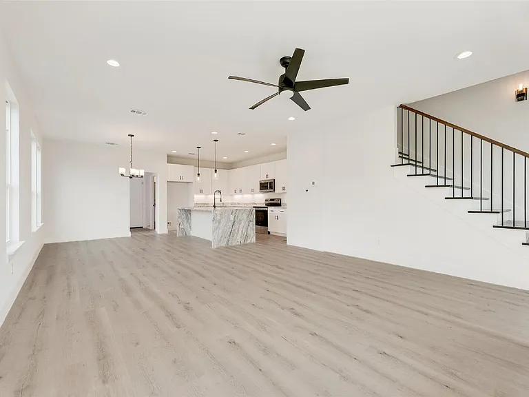 2330 Fairfax Dr — Photo 20