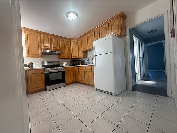 3rd image of 170 Gaven St