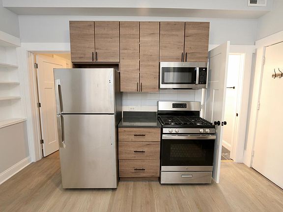 3rd image of 3136 N Clifton Ave #1
