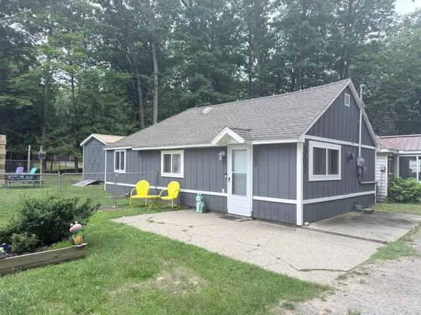 307 Fern St, Roscommon, MI 48653