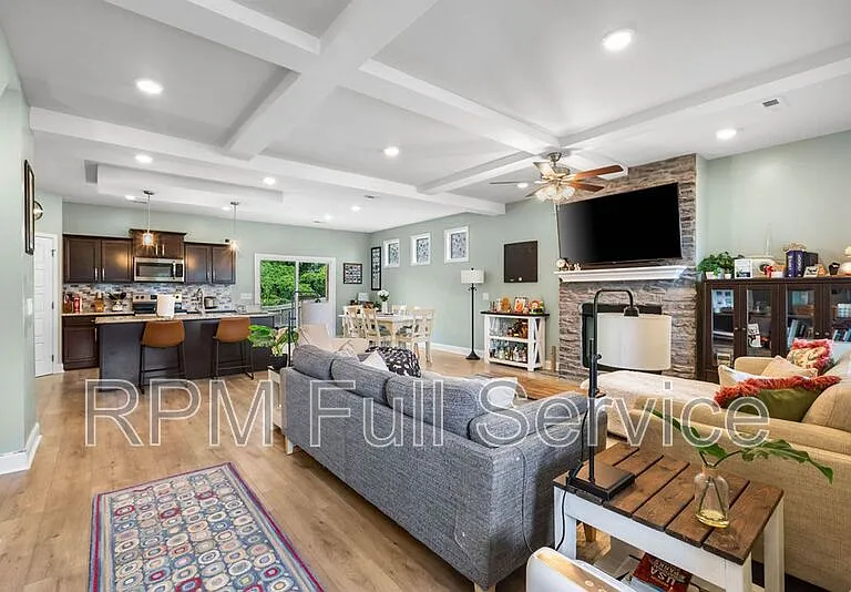 604 Alvin Rd — Photo 2
