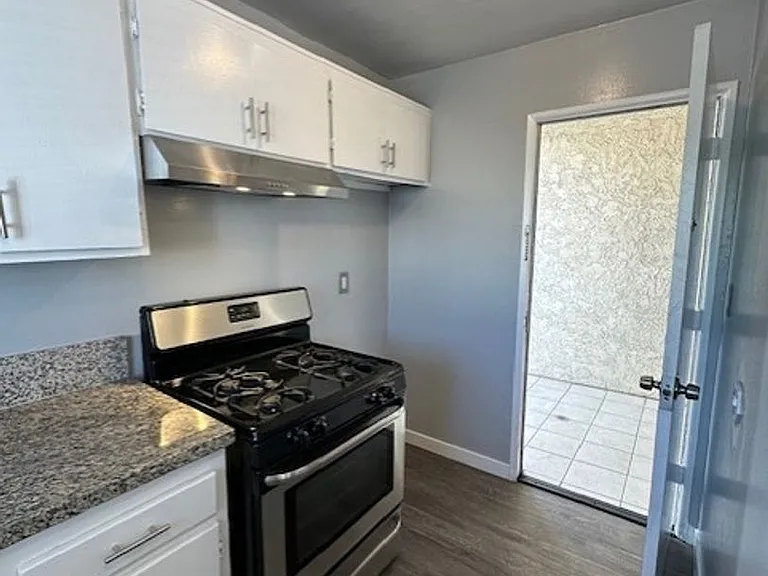 Newly Remodeled Beautiful 1 Bedroom/ 1 Bathroom Apartment! With Parking! — Photo 12