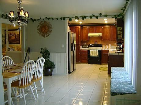 Kitchen & Dining Area