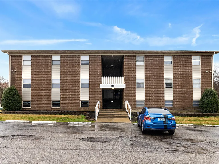 4115 Glen Hill Manor #11, Louisville, KY 40272. Large 2 BR, 1 BA apartment!