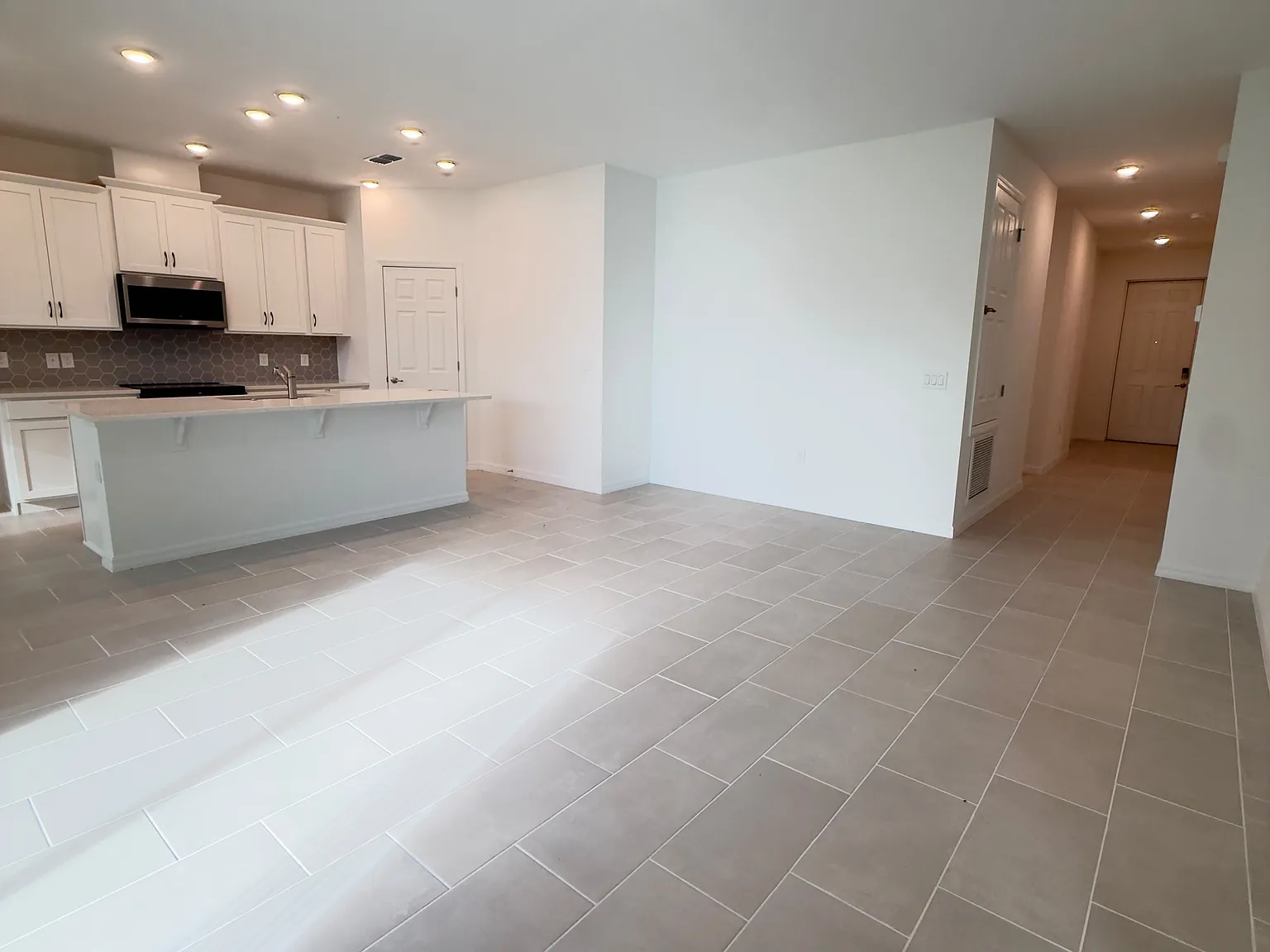 4 bed, 1923 sqft, $2,500 — Photo 3
