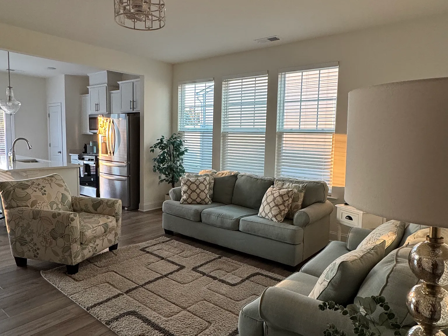 3 bed, 2.5 bath, 1610 sqft, $1,800 — Photo 4